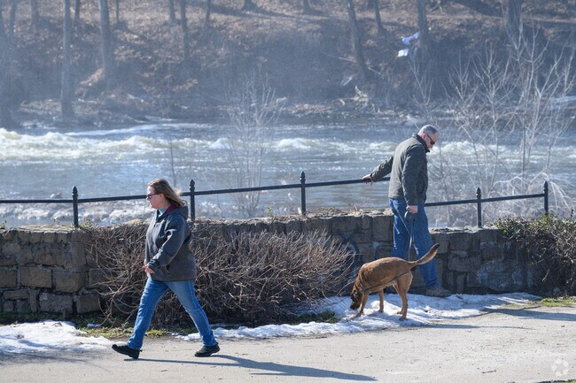 Located close to Prospect Park, Mary Ellen Kramer Park provides scenic overlooks of the iconic Paterson Falls.