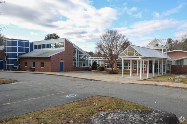 J Turner Hood is located in North Reading, MA.