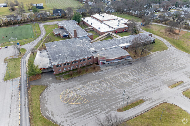 The student population of Scott County Middle School is 889 and the school serves 6-8.