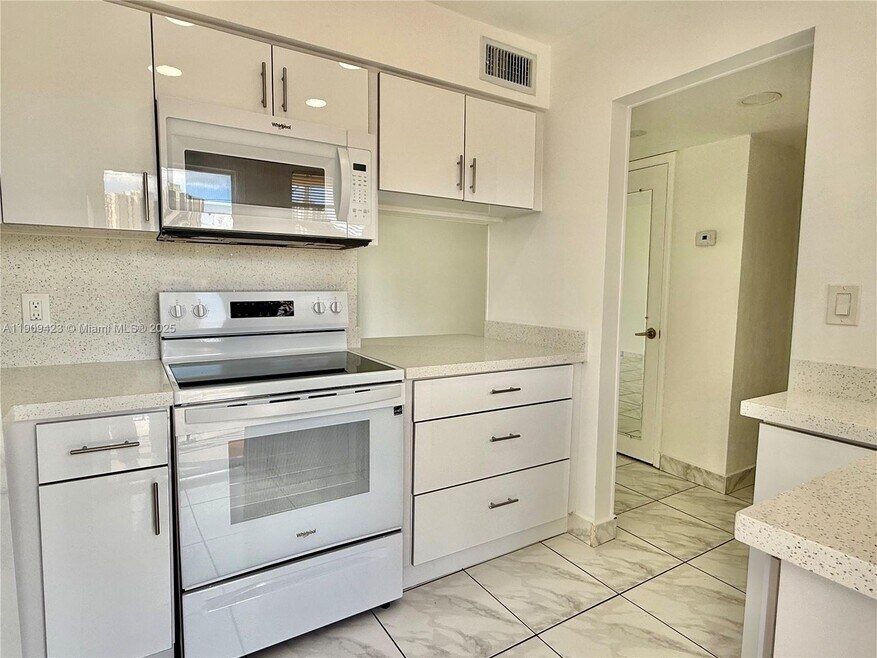 20201 NE 29th Ct unit 21, Miami, FL 33180 - photo 1