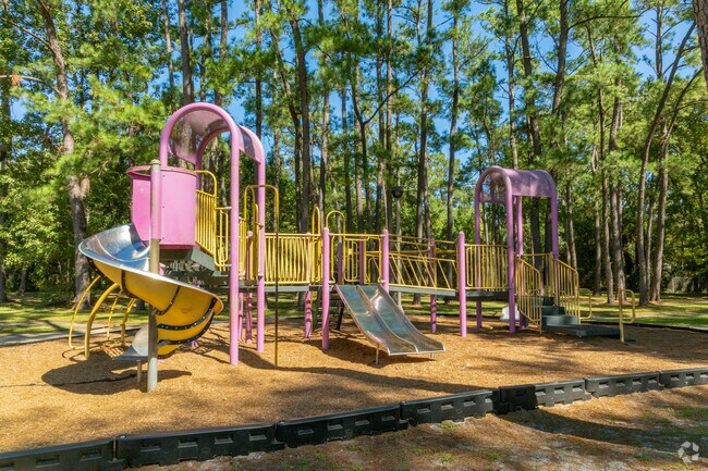 Drew Park features a playground in the neighborhood of 
Sans Souci.