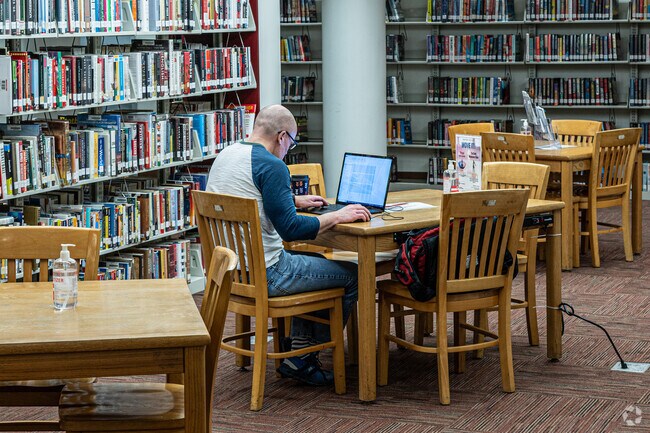 In Roosevelt can enjoy a quiet pastime at the Roosevelt Public Library.