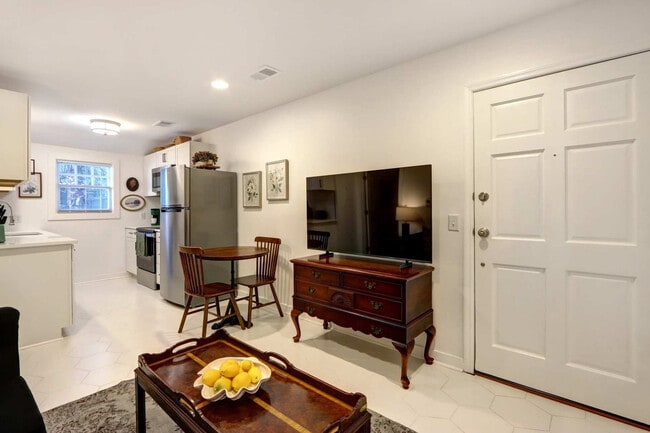 306 E Victory Dr unit ID1369219P, Savannah, GA 31405 - photo 2