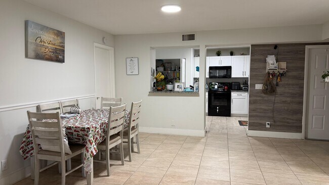 12055 Royal Palm Blvd unit 12055 4J, Coral Springs, FL 33065 - photo 4