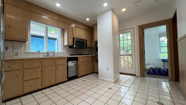 24 Chetwynd Rd unit 2, Somerville, MA 02144 - photo 2
