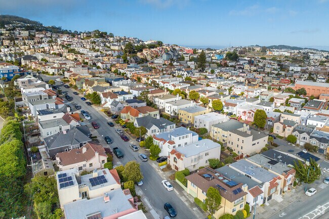 The Mount Davidson Manor neighborhood is full of beautiful scenery and landscapes.