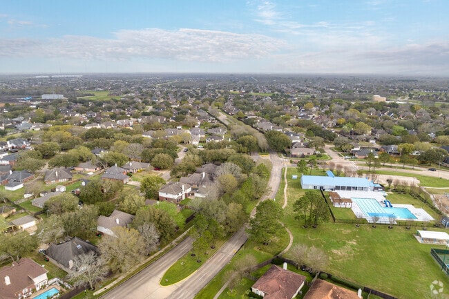 The Teal Run neighborhood in Fresno, TX has plenty to do nearby.