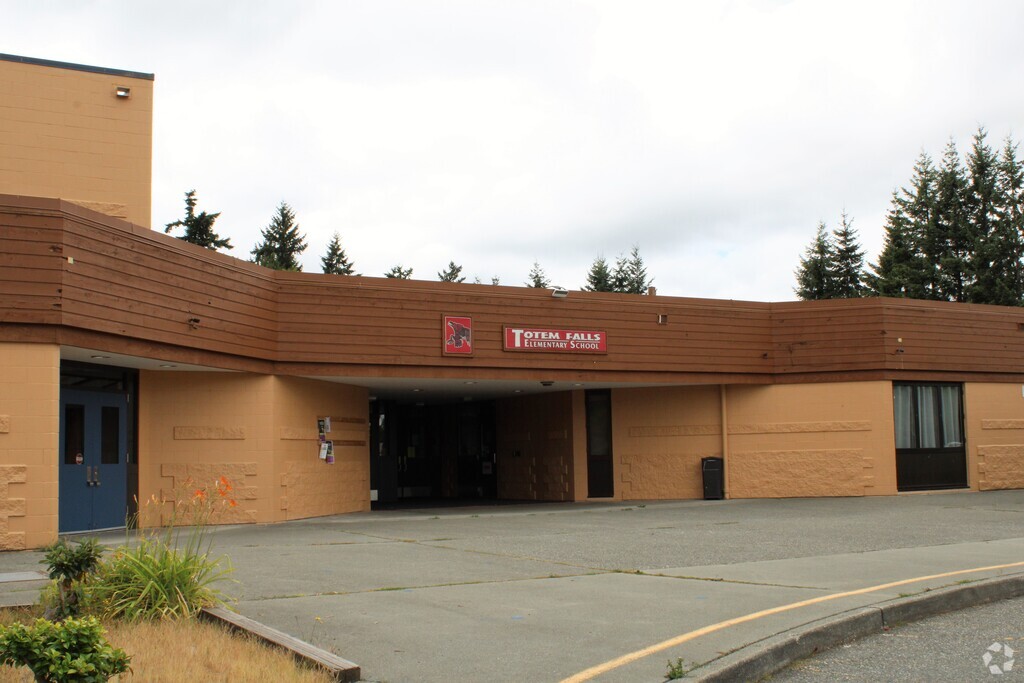 Main entrance to Totem Falls Elementary School in Snohomish Cascade, Snohomish WA