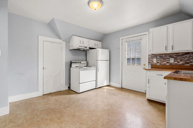 Kitchen (Deep 15ft closet)