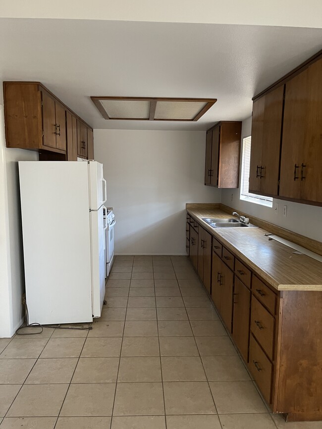 7346 Dumosa Ave unit D, Yucca Valley, CA 92284 - photo 3