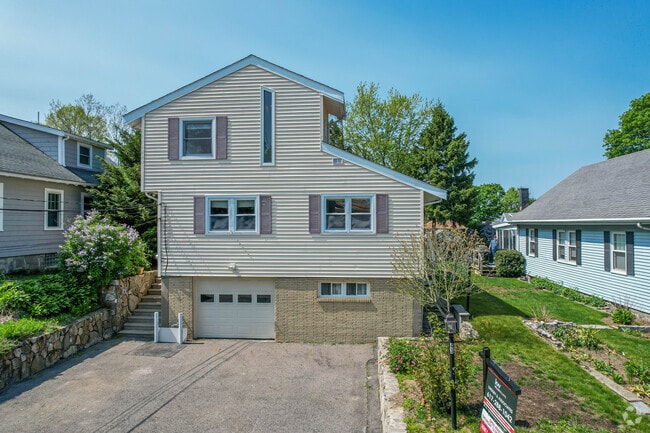 Homes in Oakdale include colonial style homes.