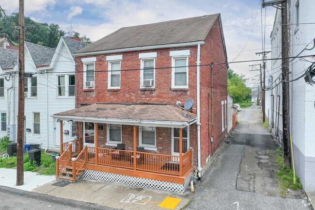 Duplex houses in Esplen is a great starter home for first time home owners.