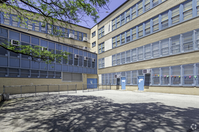 Woodstock: PS 140 The Eagle School has a student-teacher ratio of 11 to 1.