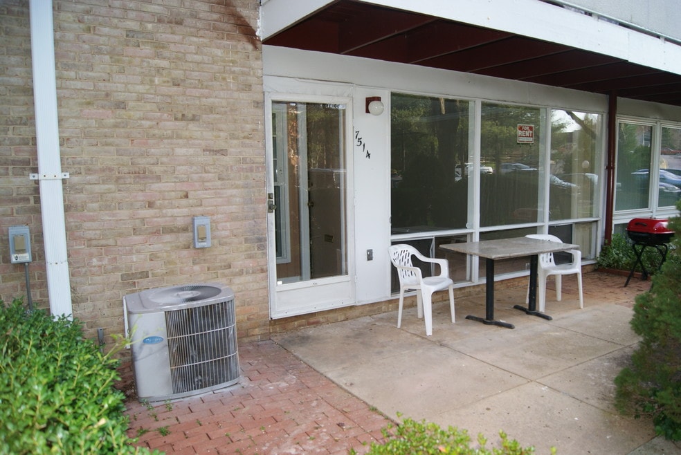 7514 Spring Lake Dr, Bethesda, MD 20817 - photo 1