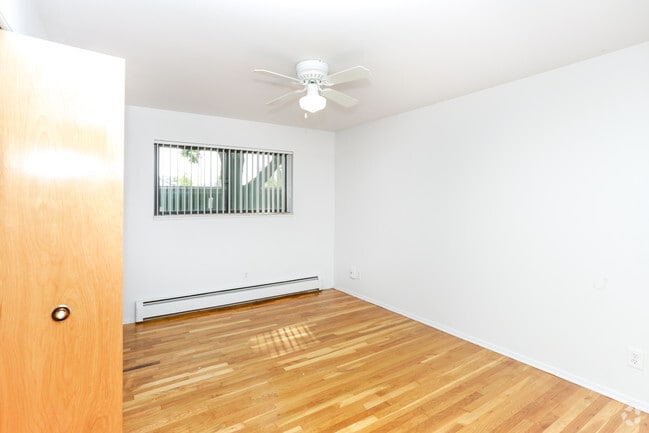 1 BR, 1 BA - 670 SF