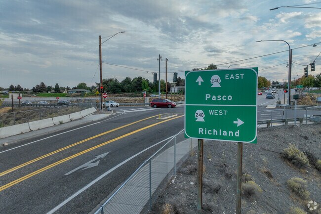 State Route 240 provides quick access to Pasco and Richland from Meadow Springs.