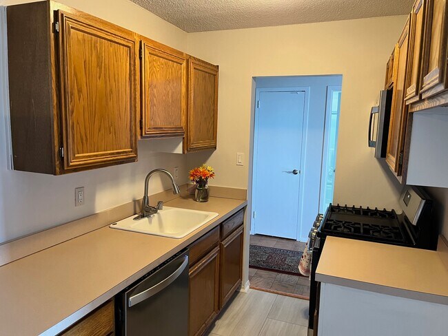 Marina Towers unit 1013, Alexandria, VA 22314 - photo 6