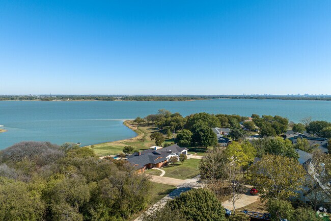 Homes here in Lakewood Village are never more than a mile from the shore.