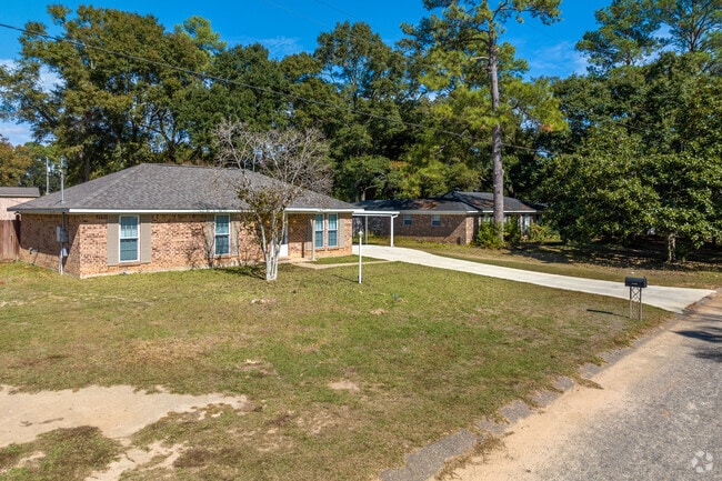 A row of ranch-style homes that display the popular home style in Union Church.