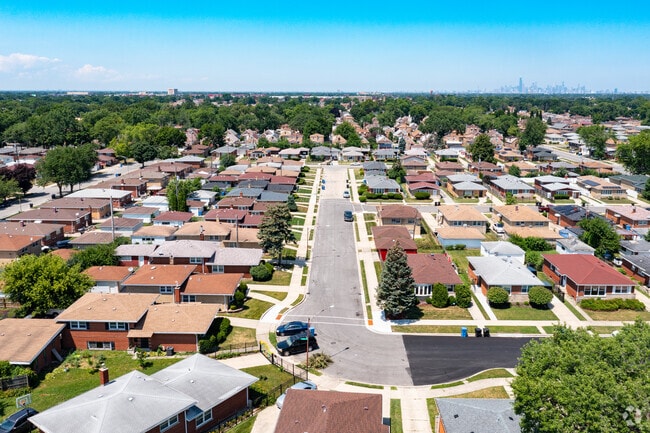 Many homes in Wrightwood offer front yards and backyards.