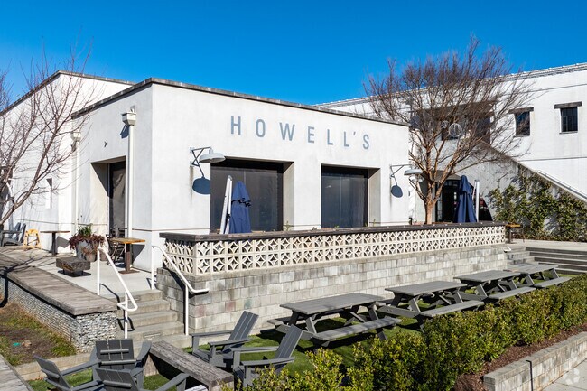 Locations like Howell Mill's vibrant culinary scene, particularly Howell's, have become beloved hotspots for residents of Memorial Park, drawing them in with their rich flavors and inviting atmospheres.