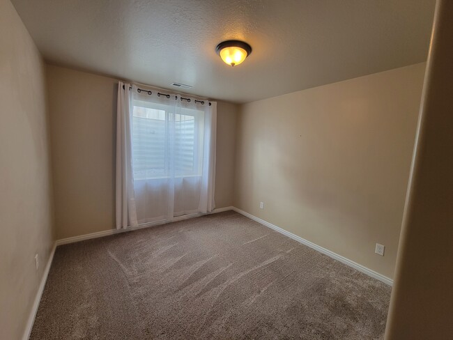 1097 S 1875 W unit Bright basement apar, Syracuse, UT 84075 - photo 7