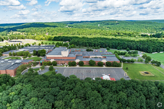 According to niche.com, Pocono Mountain East Jr High  School has a 10:1 student-teacher ratio.