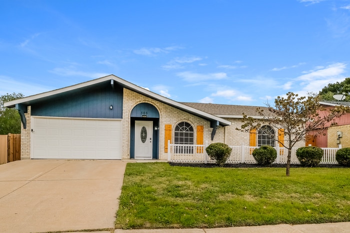 305 Pebblebrook St, Arlington, TX 76014 - photo 1