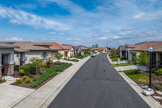 The lawns of Sundance Lake are always nicely manicured.