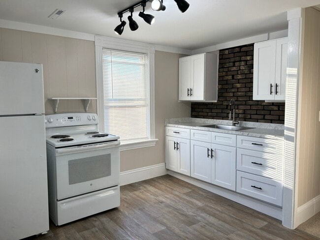 127 Legris Ave unit 42ndFloor, West Warwick, RI 02893 - photo 2