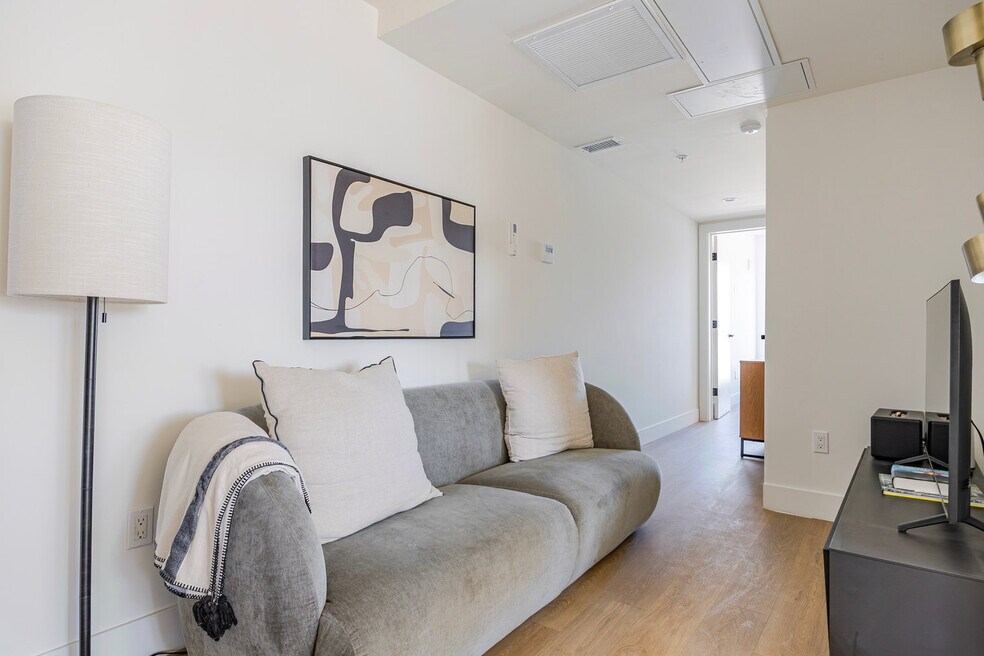 611 N Virgil Ave unit FL2-ID1334, Los Angeles, CA 90004 - photo 1