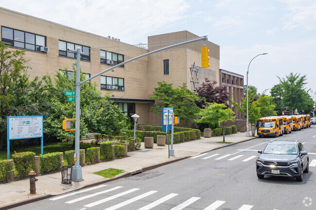 The Summit School is located at 18302 Union Turnpike, Fresh Meadows, NY.