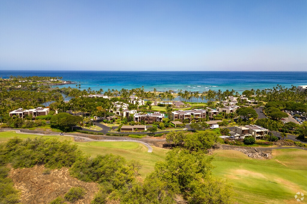 Homes near the golf course and ocean provide stunning views.