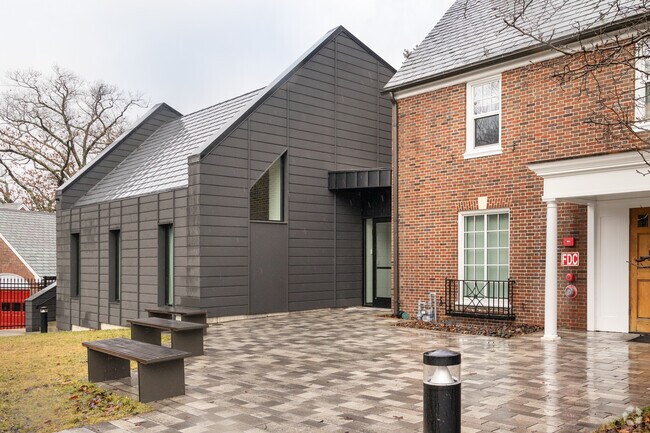 Yashiva Ohr Yisreal is a private religious school for boys serving grades 9-12.