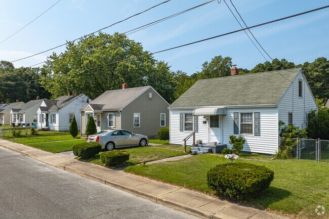 Small cottages in Westside often have attached driveways and plenty of street parking.