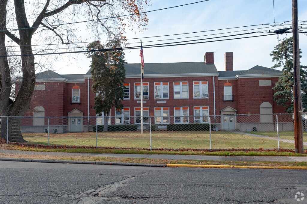 Washington Elementary School serves students in the Saddle Brook community.