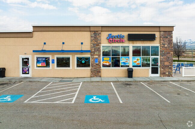 The Arctic Circle in Copper Hills: A Frozen Wonderland of Sweet Desserts and Good Eats