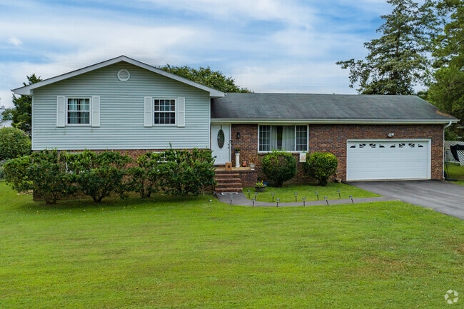 Find split-level style homes with manicured lawns in Fort Oglethorpe.
