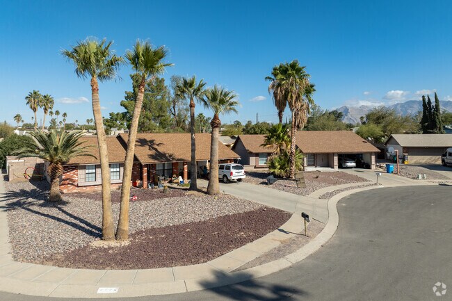 Red-brick and slump-block are common home materials used in Casas Adobes.