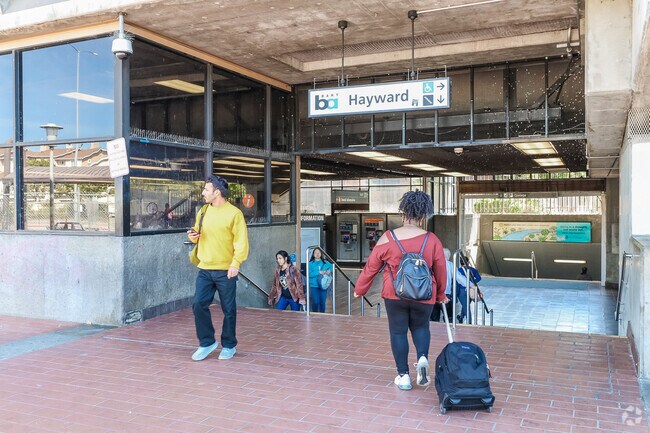 Jackson triangle residence. Enjoy the Hayward BART station for it's convenience.