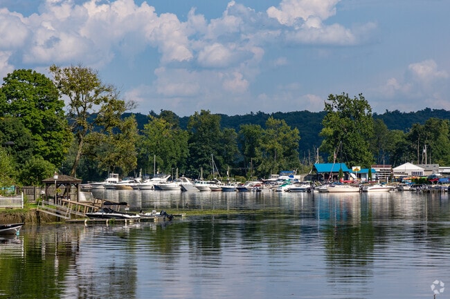 Saugerties Marina is a vibrant community of water enthusiasts who share a passion for adventure.