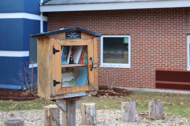 J Turner Hood is located in North Reading, MA.