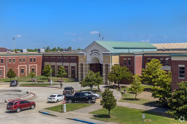 Magnolia High School allows Pinehurst juniors and senior to dual-enroll with Lone Star College.