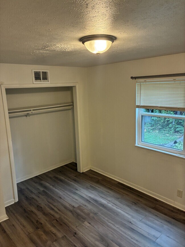 Off of Preston Hwy Affordable 1 bed/1 bath apartments off, Louisville, KY 40219 - photo 7