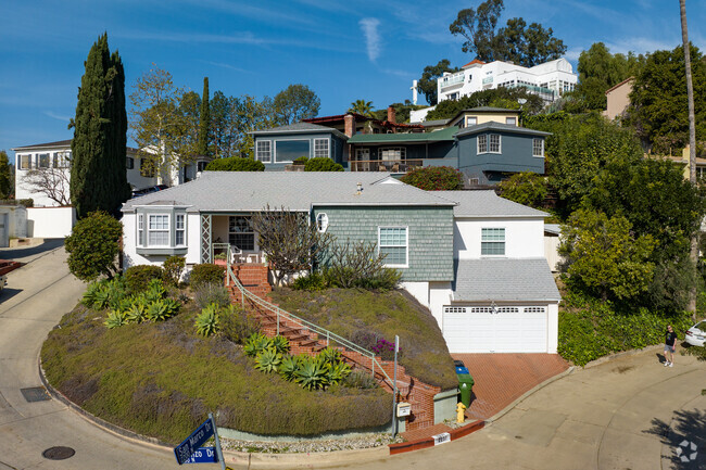 Here's a higher quality version of the iconic houses on a hill