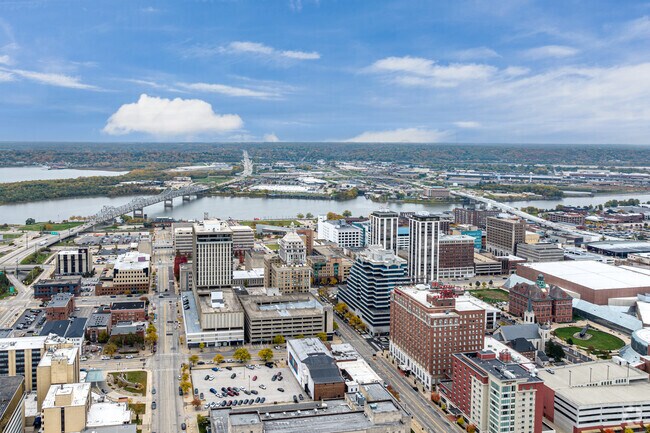 Peoria, IL is a scenic location along the Illinois River with numerous shops and restaurants.