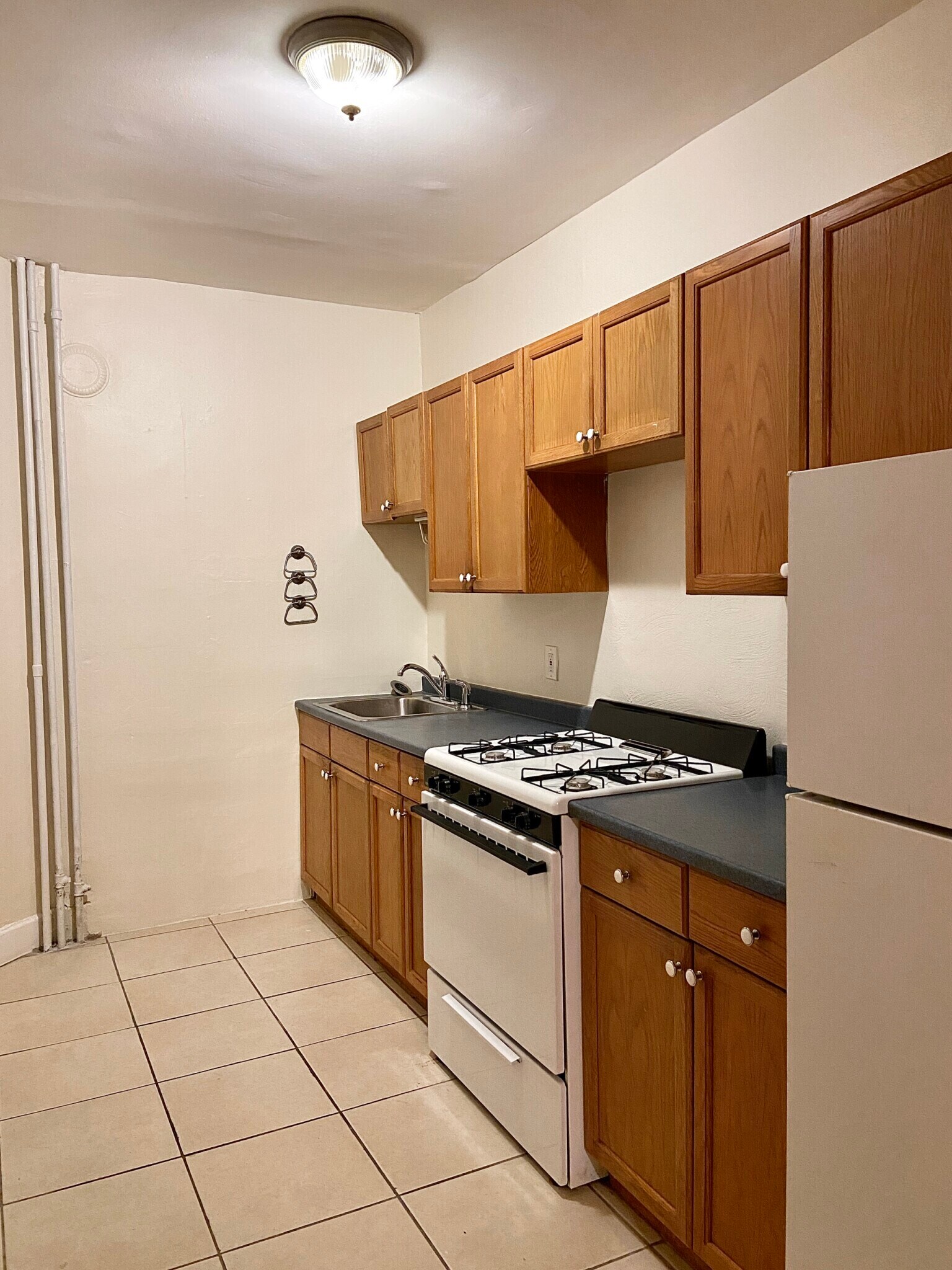 130 Oxford St unit 3, Cambridge, MA 02140 - photo 1