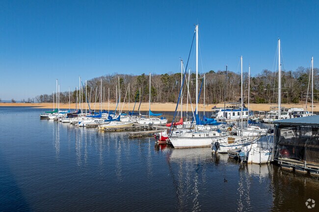 Store your boat at Black Oak Marina and enjoy dinner at Off the Hook Lakeside Bar & Grille in Jefferson City.