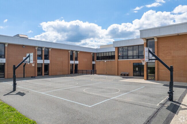 Shoemaker Elementary School sports a student to teacher ratio of 14 to 1.