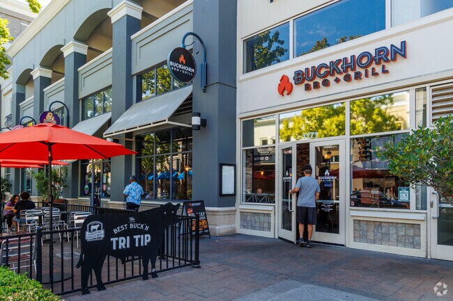 Diablo Shadows offers convenient access to the vibrant events and nightlife of Downtown Walnut Creek.